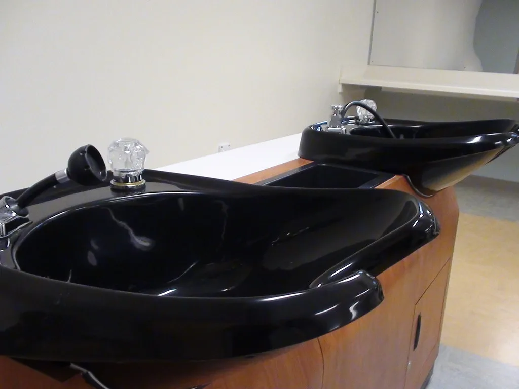 Detox capilar em atendimento no salão Flor Cabeleireira, em Joinville