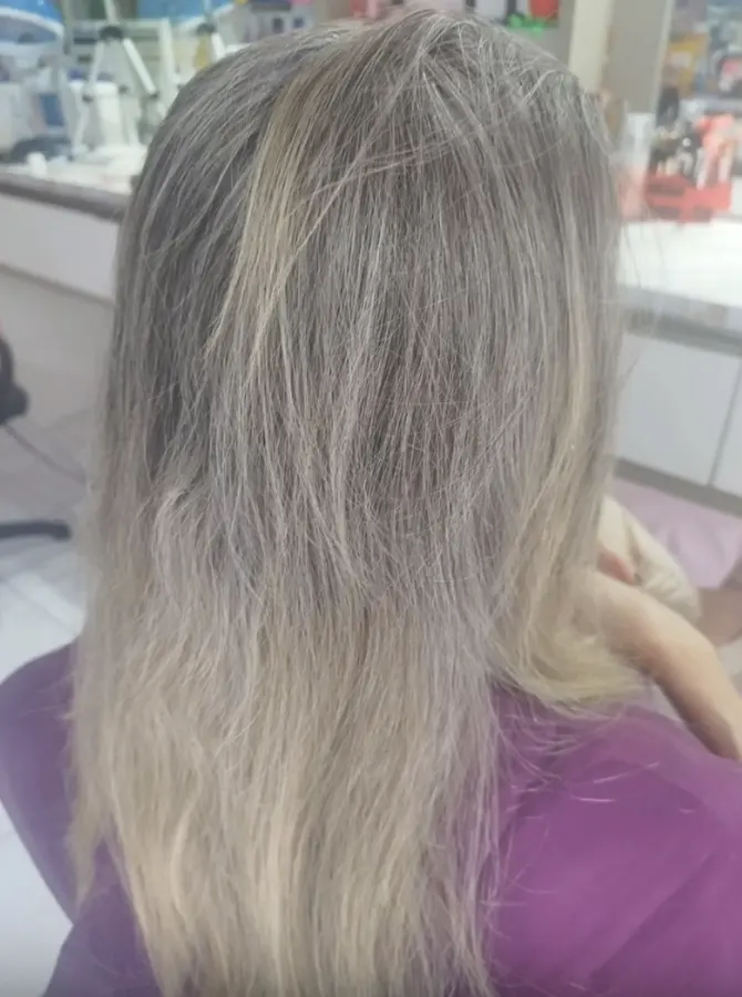 Cabelo antes do tratamento de recuperação capilar no salão Flor Cabeleireira em Joinville