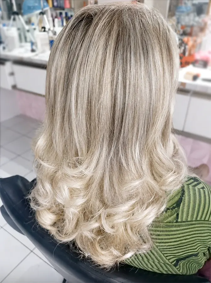 Cabelo depois do tratamento de recuperação capilar no salão Flor Cabeleireira em Joinville