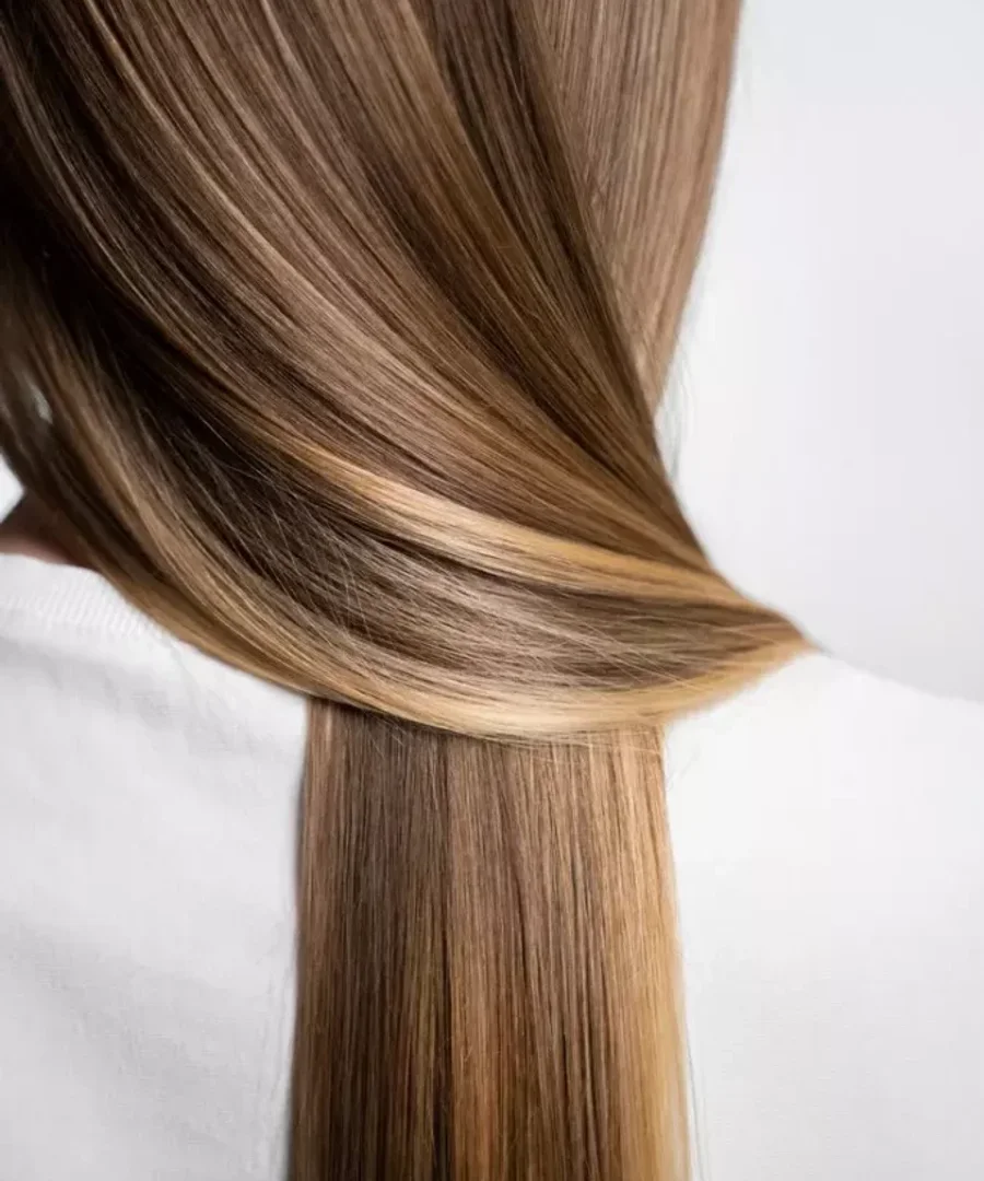Mechas loiras e luzes em cabelo castanho, salão Flor Cabeleireira
