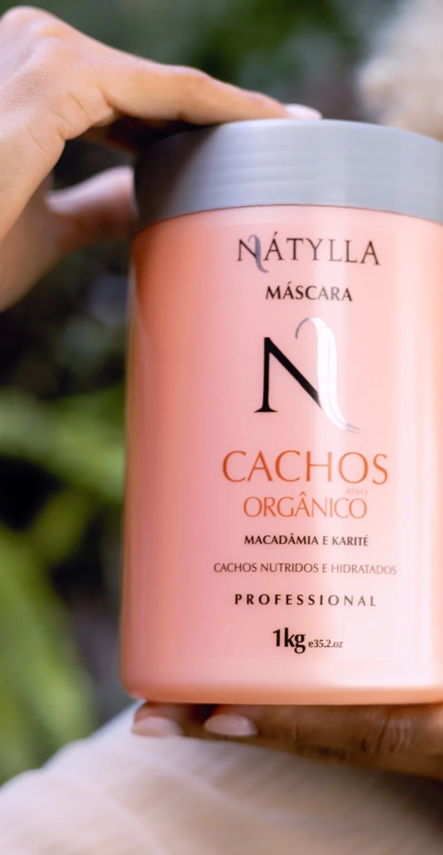 Linha de produtos para cachos com manteiga de karité usada no salão Flor Cabeleireira, em Joinville Linha de produtos para cachos com manteiga de karité usada no salão Flor Cabeleireira, em Joinville
