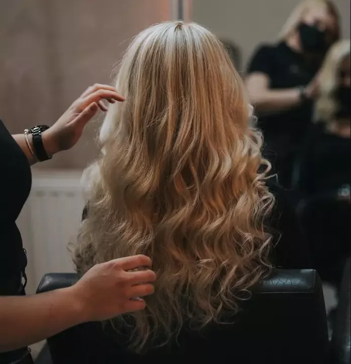 Atendimento de finalização de cabelo no salão Flor Cabeleireira, em Vila Nova, Joinville