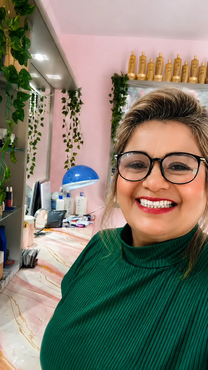 Flor Ferreira, cabeleireira especialista do salão Flor Cabeleireira, em Joinville
