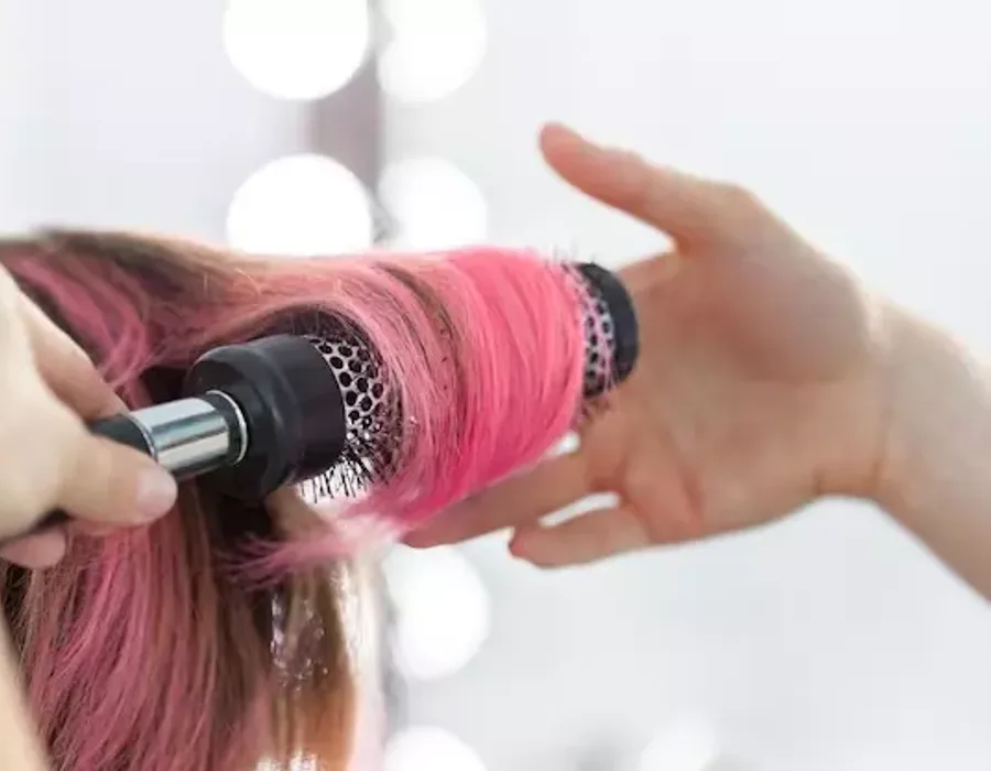 Aplicação de coloração de cabelo no salão
