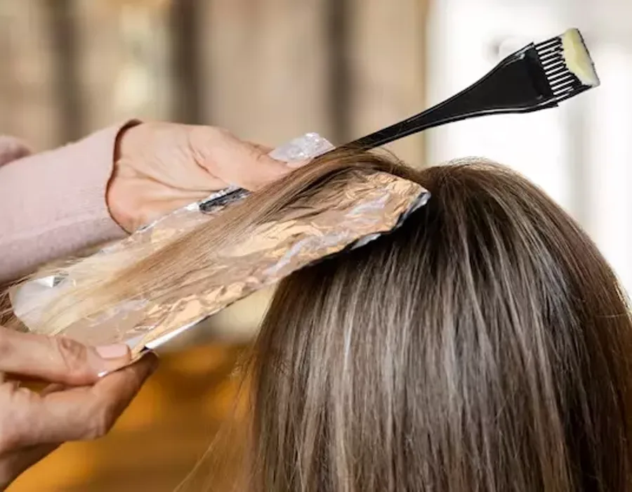 Aplicação de mechas com papel alumínio no salão